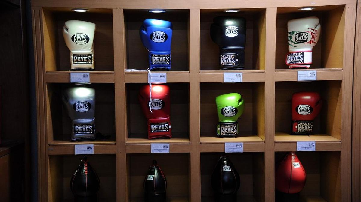 Guantes y peras de boxeo se muestran en la sede de Reyes Industries en la Ciudad de México, el 6 de julio de 2017.