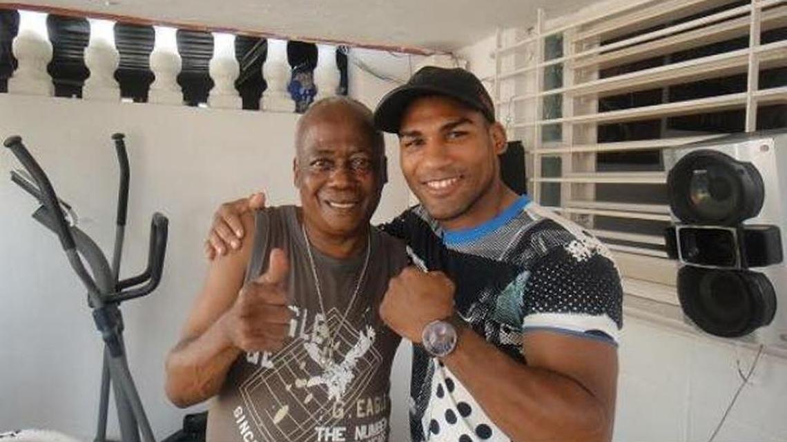YURIORKIS GAMBOA con el entrenador cubano Jorge Hernández en foto tomada en mayo del 2015.
