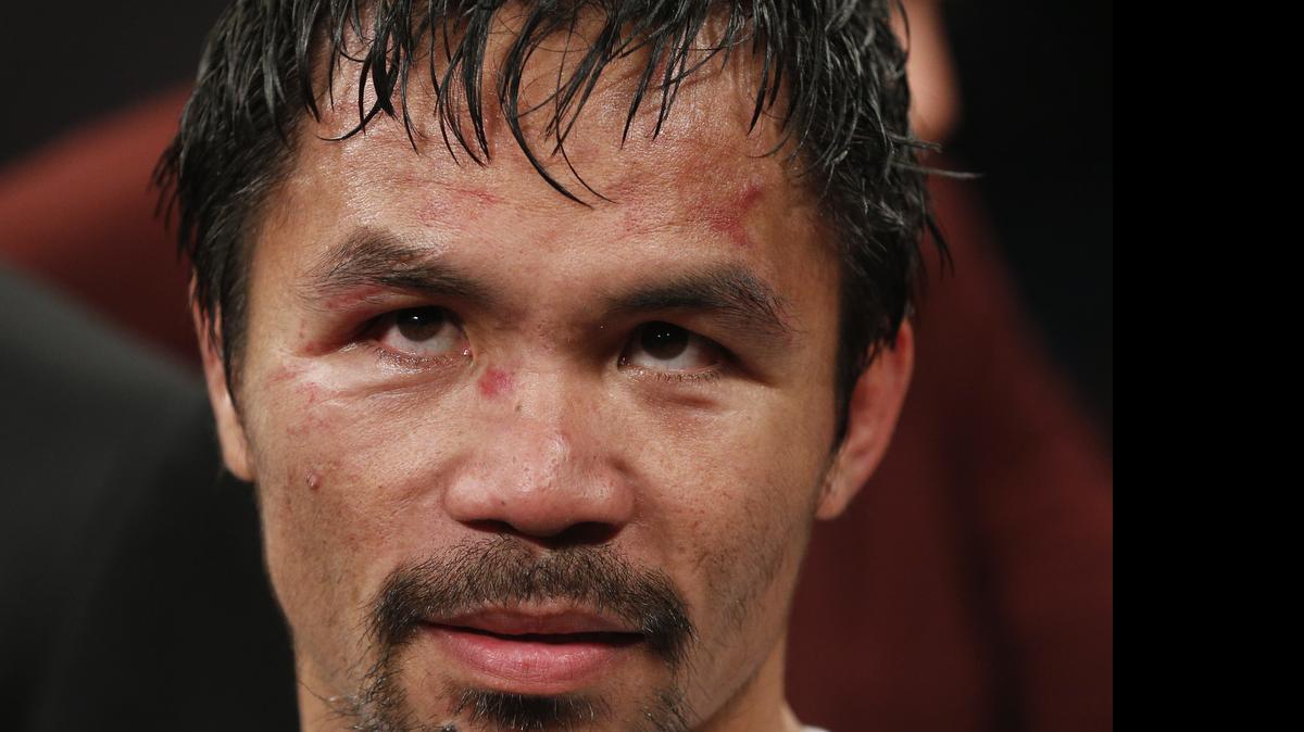 
El boxeador filipino Manny Pacquiao espera tras la pelea por el título mundial del peso welter contra Floyd Mayweather Jr., el 2 de mayo de 2015 en Las Vegas. 
