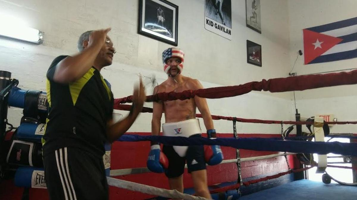 JORGE RUBIO le indica a Luke Cambell la manera de lanzar un golpe en entrenamiento en Miami.
