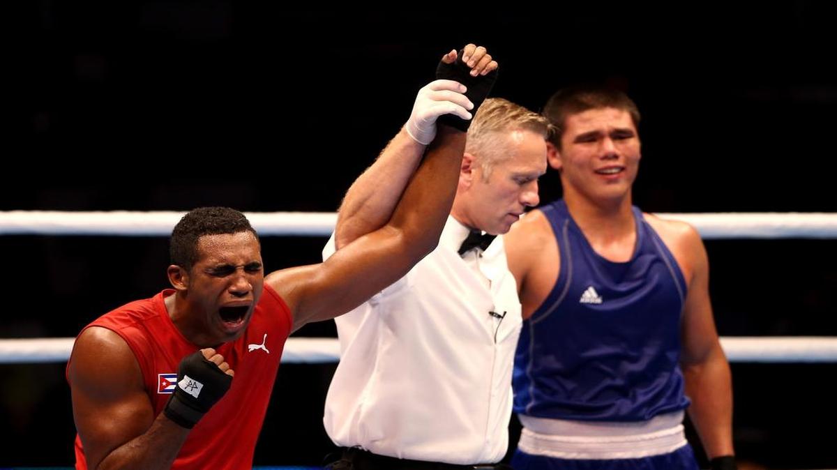 
Arlen López (izq.) celebra tras derrotar 3-0 al uzbeko Bektemir Melikuziev, en la final de la categoría de 75 kilos del Mundial de Boxeo, el 14 de octubre del 2015, Doha, Catar.
