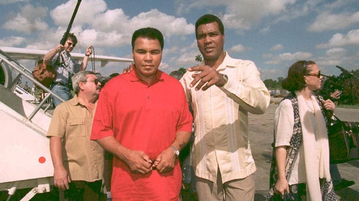 TEOFILO STEVENSON recibe a Muhammad Ali en La Habana el 18 de enero de 1996.