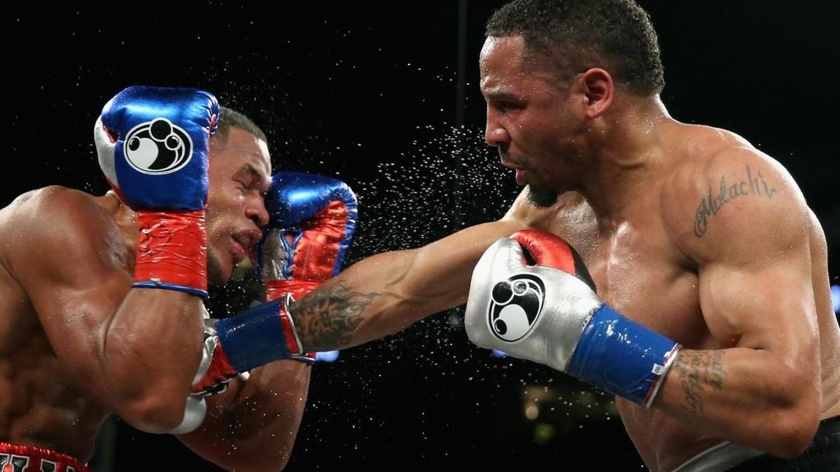 ANDRE WARD conecta al rostro del cubano Sullivan Barrera en ruta a un triunfo el 26 de marzo del 2016 en Oakland.