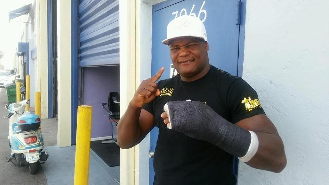 LUIS ORTIZ muestra su mano enyesada para sanar una fractura.