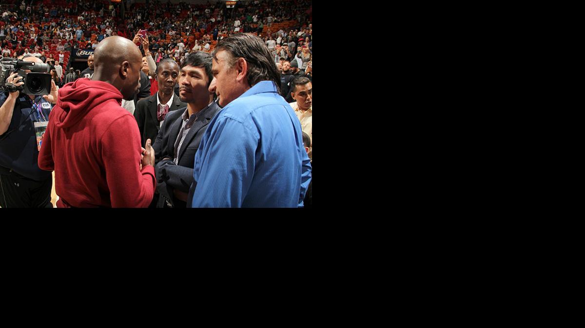 
Floyd Mayweather (izq.), Manny Pacquiao (centro) y Michael Koncz, representante del filipino, en la American Airlines Arena en Miami, el 27 de enero.
