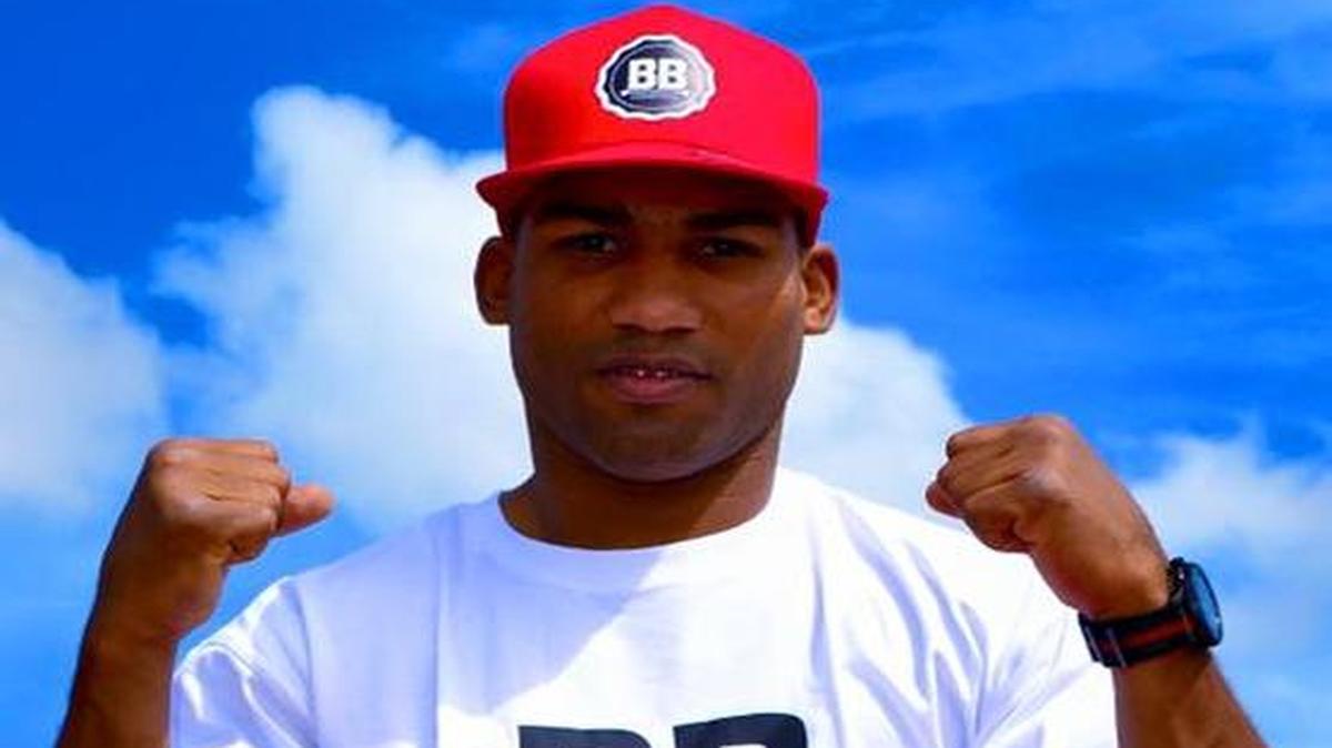 YURIORKIS GAMBOA vestido con un atuendo de la que puede ser su nueva empresa, BB Promotions.