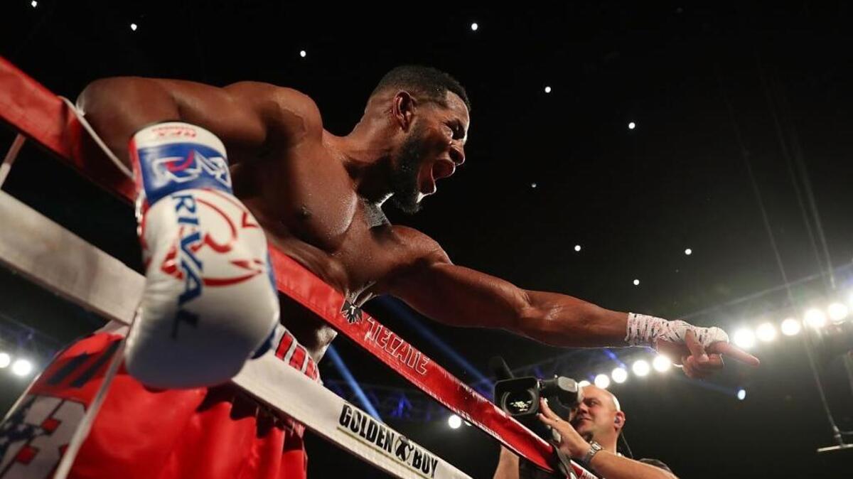 SULLIVAN BARRERA celebra su triunfo de sábado en Los Angeles contra Joe Smith Jr.