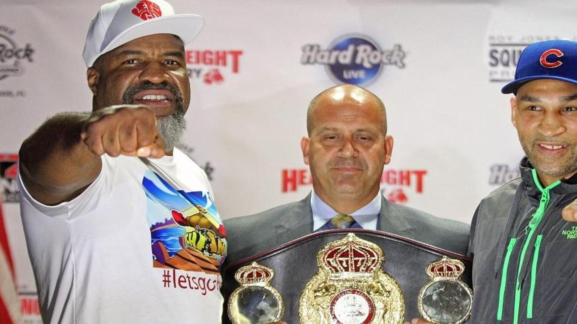 SHANNON BRIGGS (i) y Fres Oquendo (d), junto al promotor Henry Ribalta en conferencia de prensa en el Casino Seminole.
