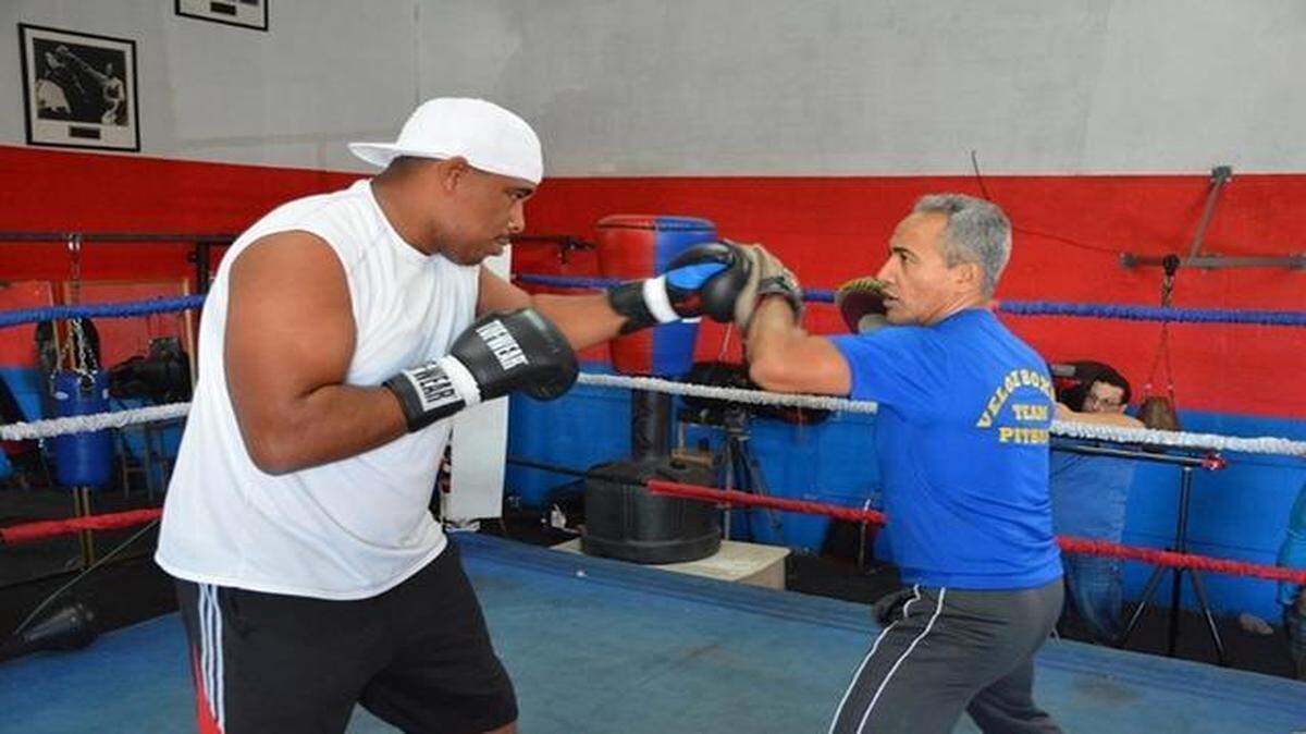 
Odlanier Solís (izq.) lanza golpes en una sesión de entrenamiento en el gimnasio del preparador Jorge Rubio, la pasada semana en Miami.


