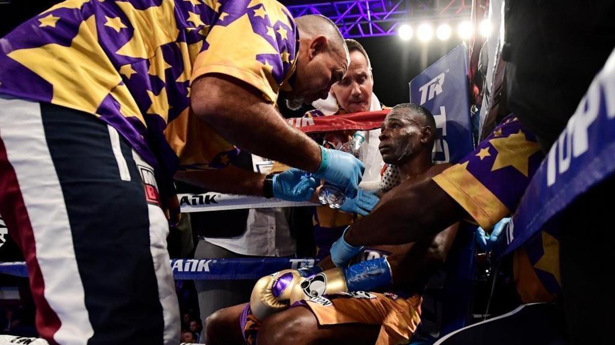 PEDRO DIAZ, entrenador de Guillermo Rigondeaux, habla con el boxeador en su esquina el 9 de diciembre.