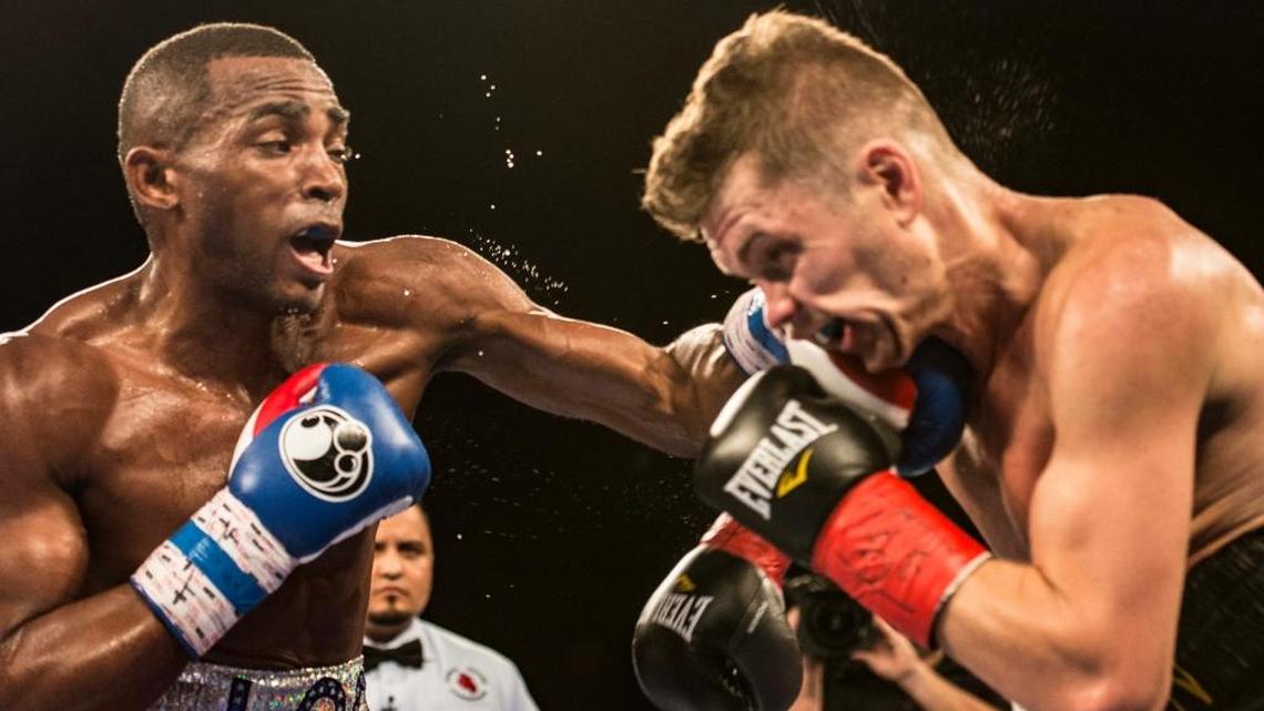 El boxeador cubano Erislandy Lara conecta con una izquierda en su pelea contra Yuri Foreman en Hialeah Casino Park.