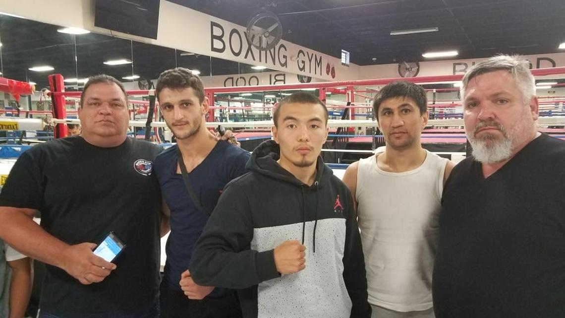 OSMIRIS FERNANDEZ (d), tres de sus boxeadores de Kazajastán y el también entrenador Lázaro Jiménez (I) en The Heavyweigth Factory en Hollywood.