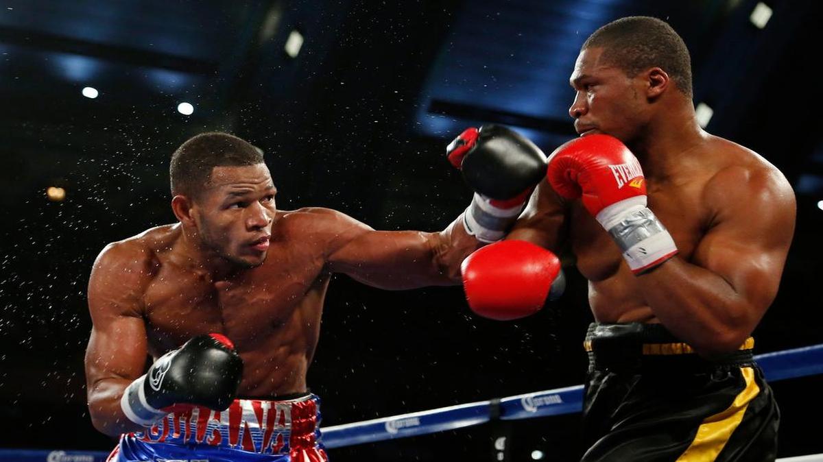 
SULLIVAN BARRERA (izq.) al vencer a Rowland Bryant por KO en el tercer asalto el 8 de noviembre del 2014 en Atlantic City.
