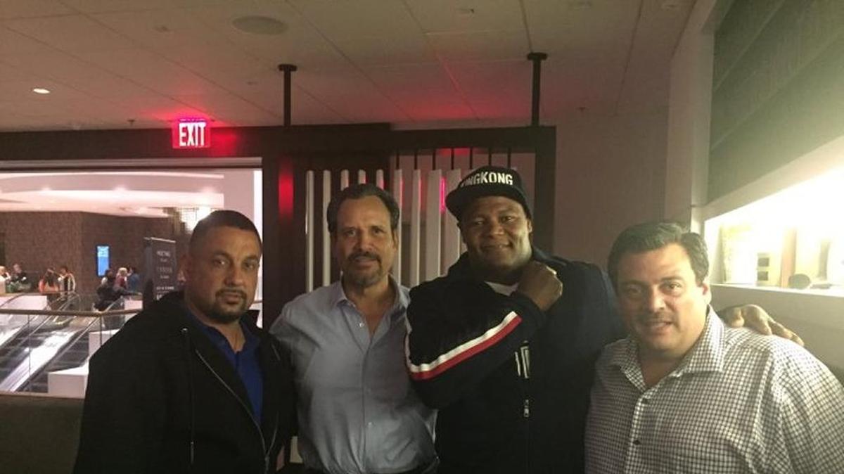 LUIS ORTIZ (2do der.) junto a Mauricio Sulaimán (1ro der.), presidente del CMB) durante un encuentro en Nueva York.