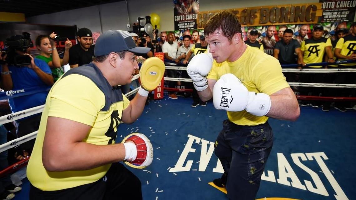 Saúl ‘Canelo’ Álvarez (der.) se entrena con Eddy Reynoso en el gimnasio la Casa del Boxeo, el 29 de octubre del 2015 en San Diego, California.