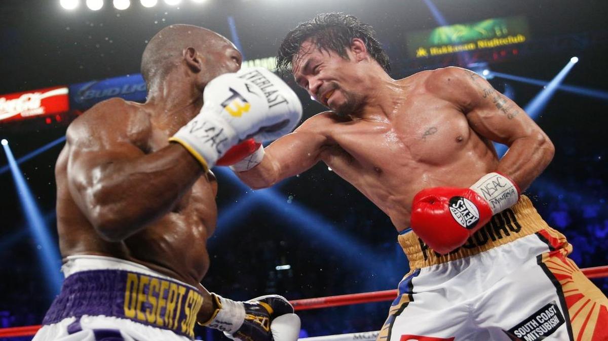 Manny Pacquiao (der.) cambia golpes con Timothy Bradley en su pelea del 9 de abril del 2016, en Las Vegas.
