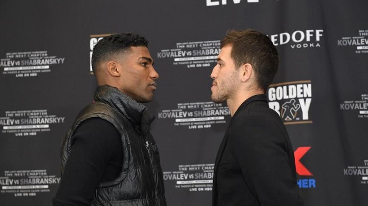 YURIORKIS GAMBOA (izq.) en el cara a cara con Jason Sosa para la pelea de este sábado en Nueva York.