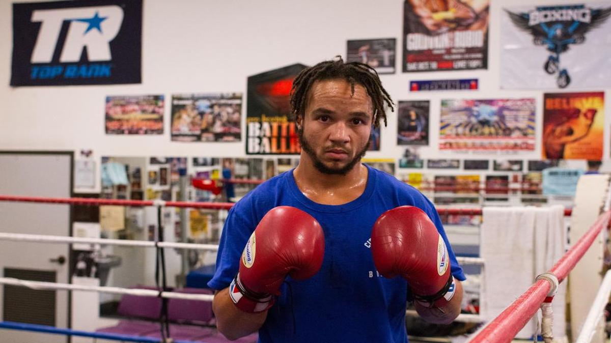 El boxeador transgénero Pat Manuel se entrena el martes 22 de agosto de 2017, en el Club de Boxeo Duarte en Los Ángeles, California.