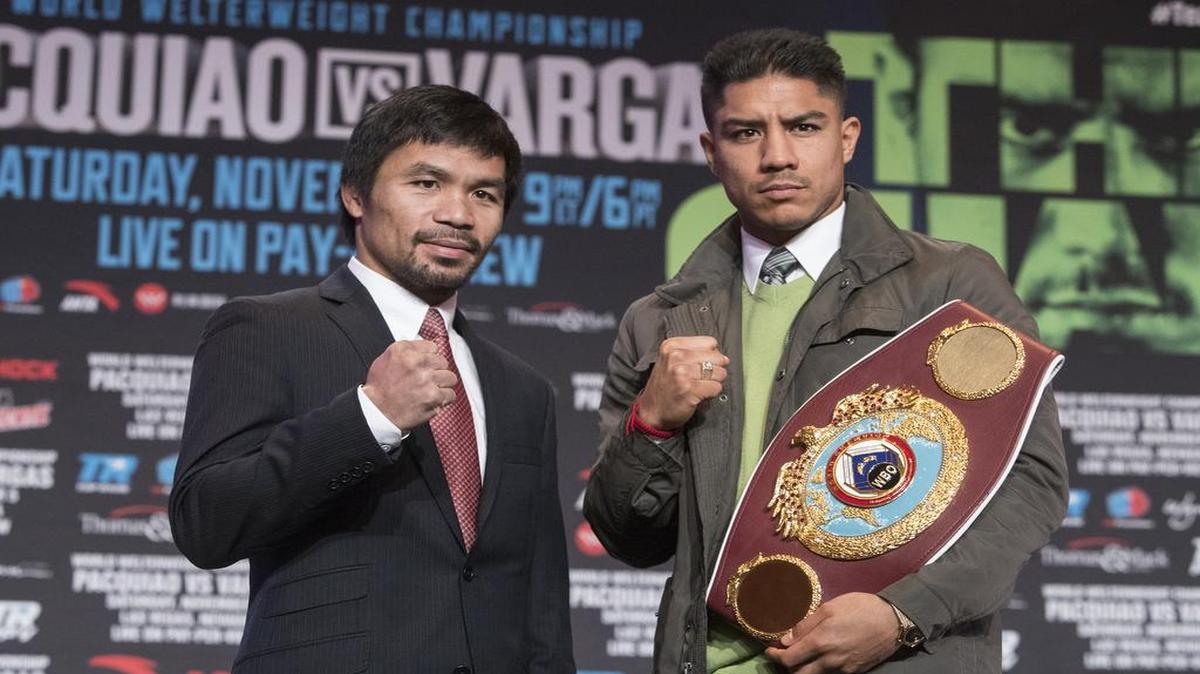 Manny Pacquiao (izq.) y Jessie Vargas posan en la conferencia de prensa celebrada el 2 de noviembre del 2016, en Las Vegas.