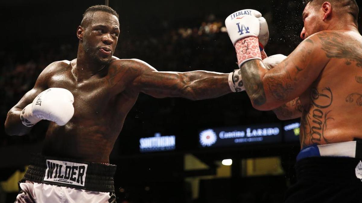 Deontay Wilder (izq.) derrotó a Chris Arreola por fuera de combate técnico en el octavo asalto, el 16 de julio del 2016.
