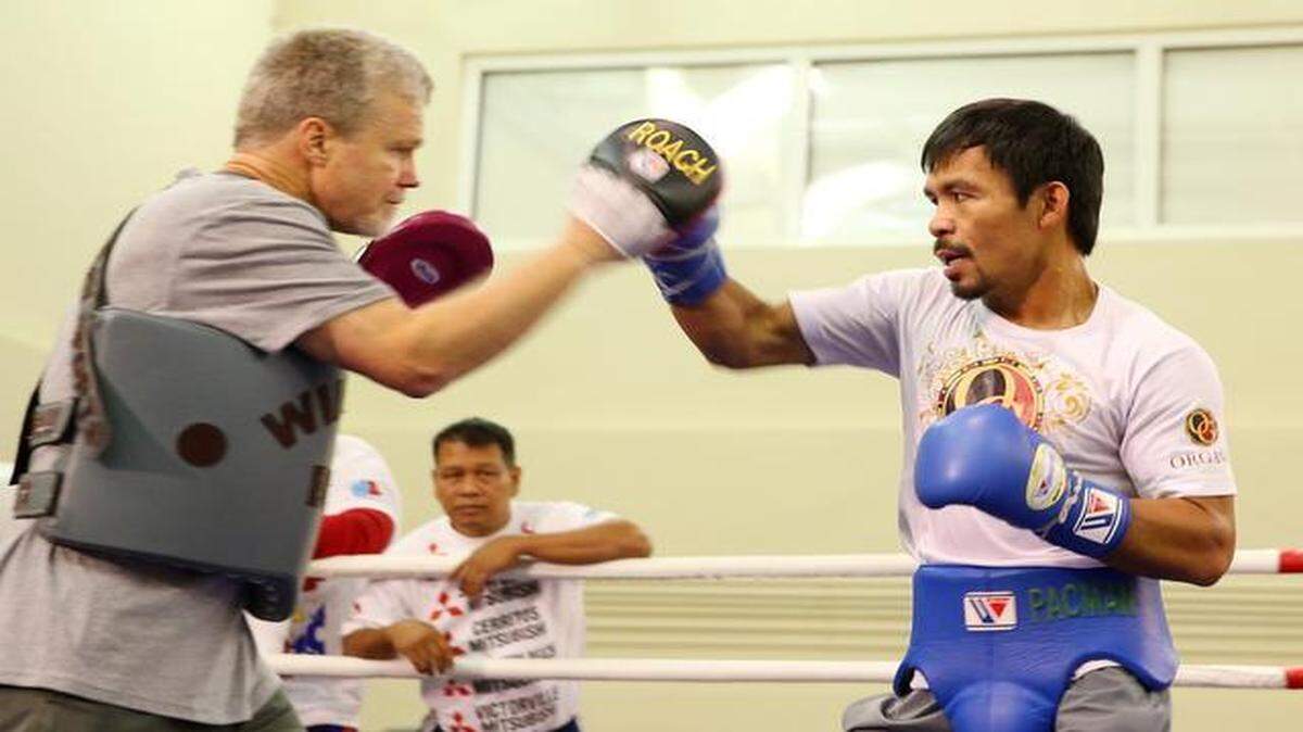 
Freddie Roach (izq.) en un entrenamiento con Manny Pacquiao el 21 de noviembre del 2014 en Macao, China.


