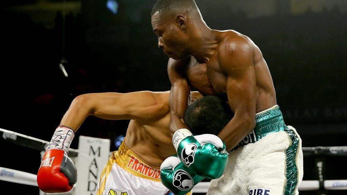 (D-I) Guillermo Rigondeaux agarra Drian Francisco durante su combate de de peso súper gallo en el Centro de Eventos Mandalay Bay el 21 de noviembre, 2015, en Las Vegas, Nevada.