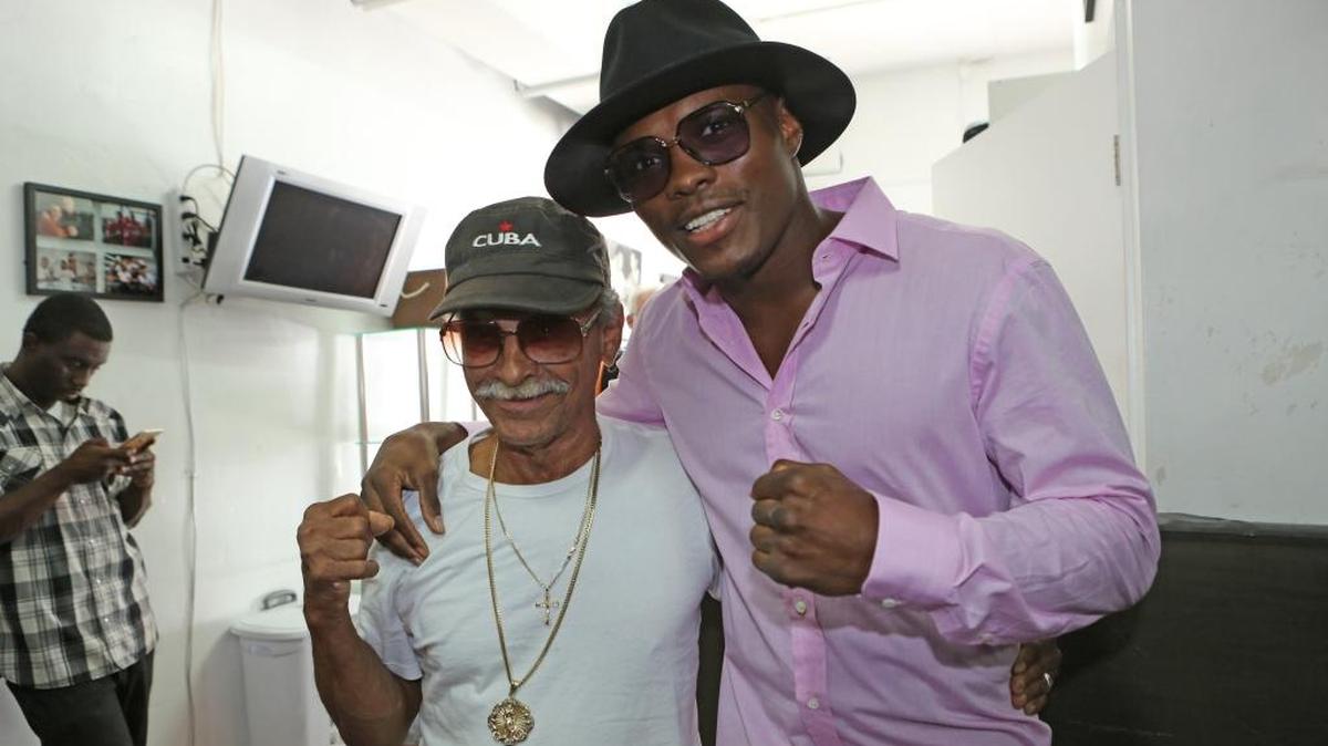 PETER QUILLIN con su padre, el señor Pedro Quillin, durante una entrevista en el 5th st Gym en Miami Beach el Martes 24 de Noviembre.