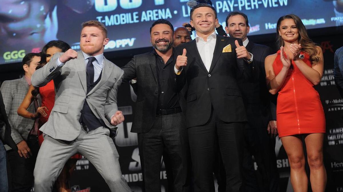 Saúl ‘Canelo’ Álvarez, Oscar de la Hoya y Gennadi ‘GGG’ Golovkin (de izq. a der.) durante la gira de promoción de la pelea entre Canelo y Golovkin en The Theater en Madison Square Garden, el 20 de junio del 2017 en Nueva York.