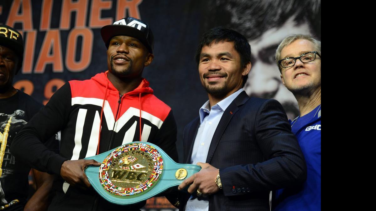 
El boxeador filipino Manny Pacquiao (2-d) y el estadounidense Floyd Mayweather (2-i) sostiene el cinturón esmeralda para la categoría welter del Consejo Mundial de Boxeo junto a sus entrenadores Floyd Mayweather padre (i) y Freddie Roach (d) durante una rueda de prensa hoy, miércoles 29 de abril de 2015, en el MGM Gran Garden Arena de Las Vegas, Nevada (EE.UU.). La pelea entre Pacquiao y Mayweather Jr. se realizará este sábado, 2 de mayo.
