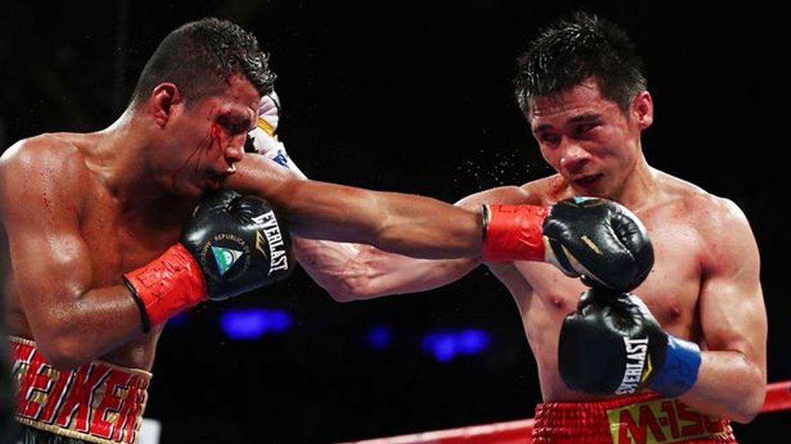 LA PRIMERA pelea entre Román González (i) y Sor Rungvisai resultó un baño de sangre en Nueva York.