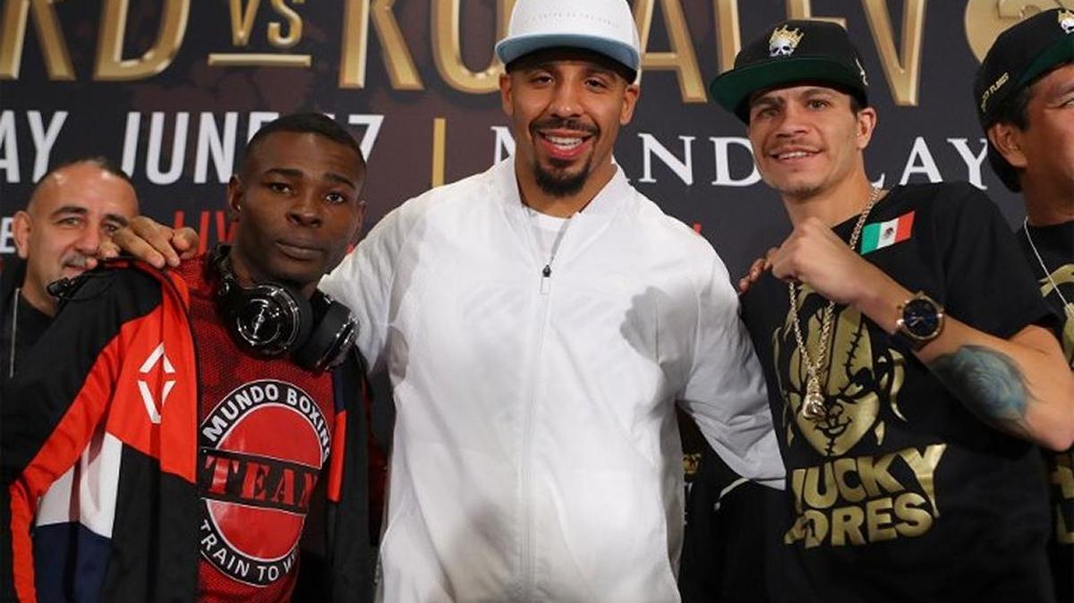 ANDRE WARD (c) junto a Guillermo Rigondeaux (i) y Moises Flores en la conferencia de prensa del 15 de junio.
