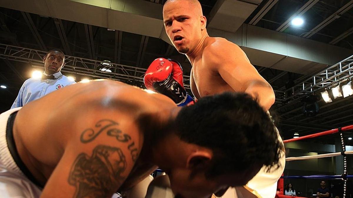 JORGE ROMERO lleva a la lona al mexicano Sergio Aguilar en pelea del 16 de diciembre en el “Boxing at Miami Airport Convention Center " presented by PIntoso Boxing in Miami on Saturday, December 16, 2017.
