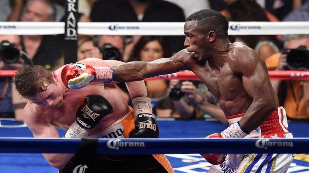 
Erislandy Lara (der.) tira un golpe al mexicano Saúl Alvarez en la pelea celebrada 12 de julio, en Las Vegas.



