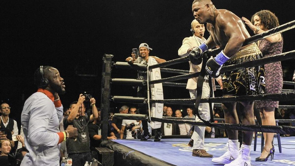 LUIS ORTIZ intercambia palabras con el titular del CMB Deontay Wilder el 8 de diciembre en Hialeah.