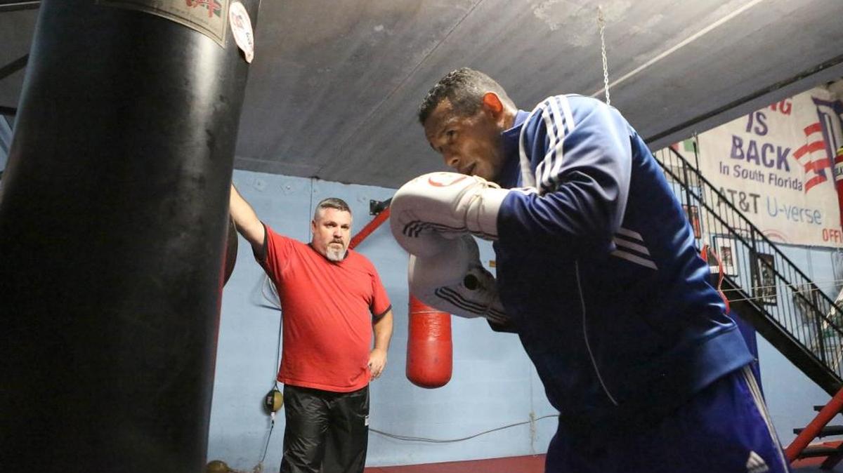 EL BOXEADOR venezolano Ismael Barroso entrena junto a su preparador Osmiris Fernández el 1ro de diciembre del 2014 en Miami.