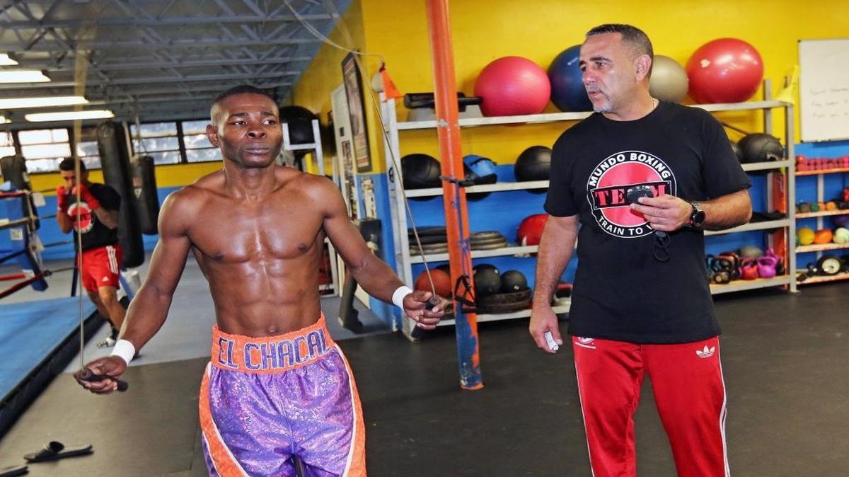 PEDRO DIAZ supervisa entrenamiento de Guillermo Rigondeaux en el Tropical Park.