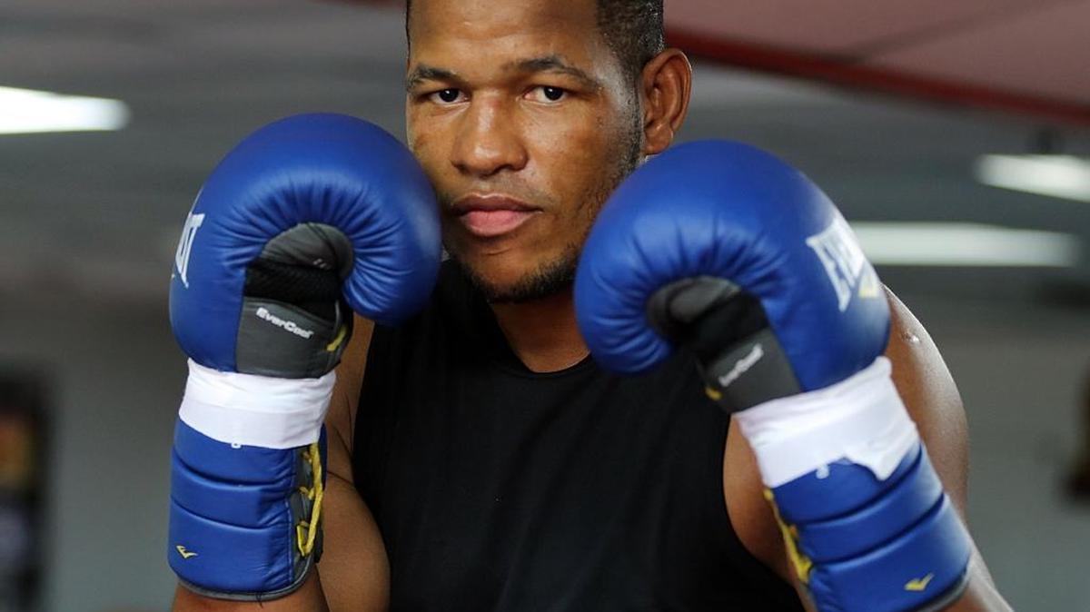 SULLIVAN BARRERA se mide el 12 de diciembre a Karo Murat en pelea eliminatoria de las 175 libras.