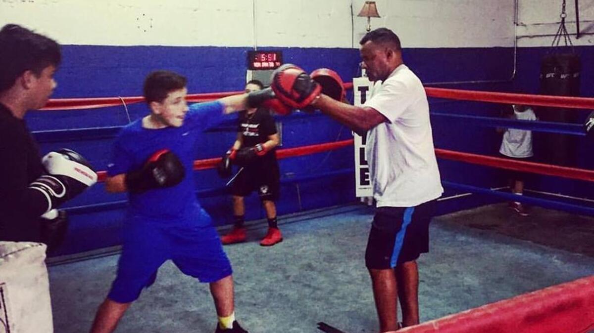 ANGEL ESPINOSA trabajaba con niños y jóvenes en Miami.