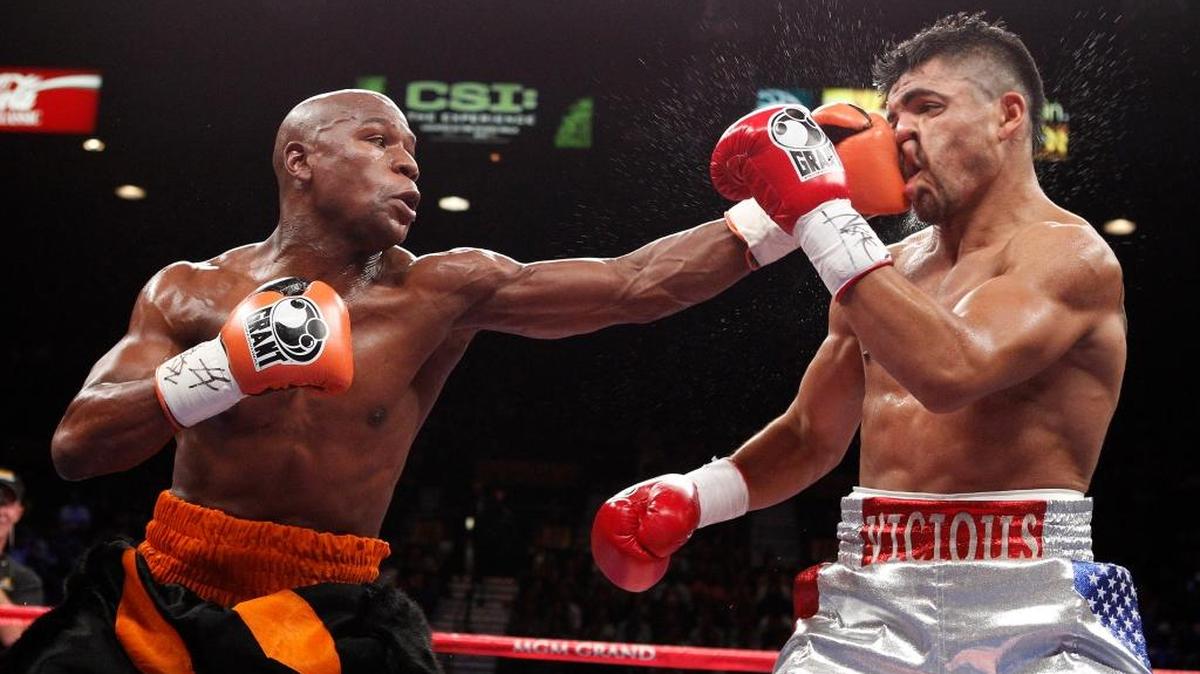 FLOYD MAYWEATHER noquea a Víctor Ortiz el 17 de septiembre del 2011.