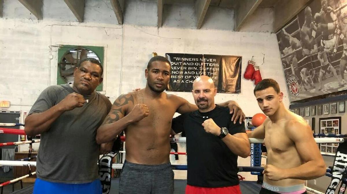 Yunier Dorticós (centro izq.) junto al entrenador Eric Castaños, Ramón Garbey (izq.) y el prospecto Eduardo Pérez.