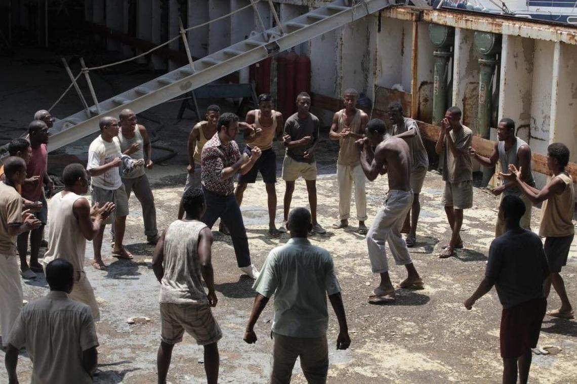 Una escena de la serie de TV sobre la vida del ídolo del boxeo colombiano Antonio “Kid Pambelé” Cervantes, cuando se ganaba unos pesos peleando en las calles.