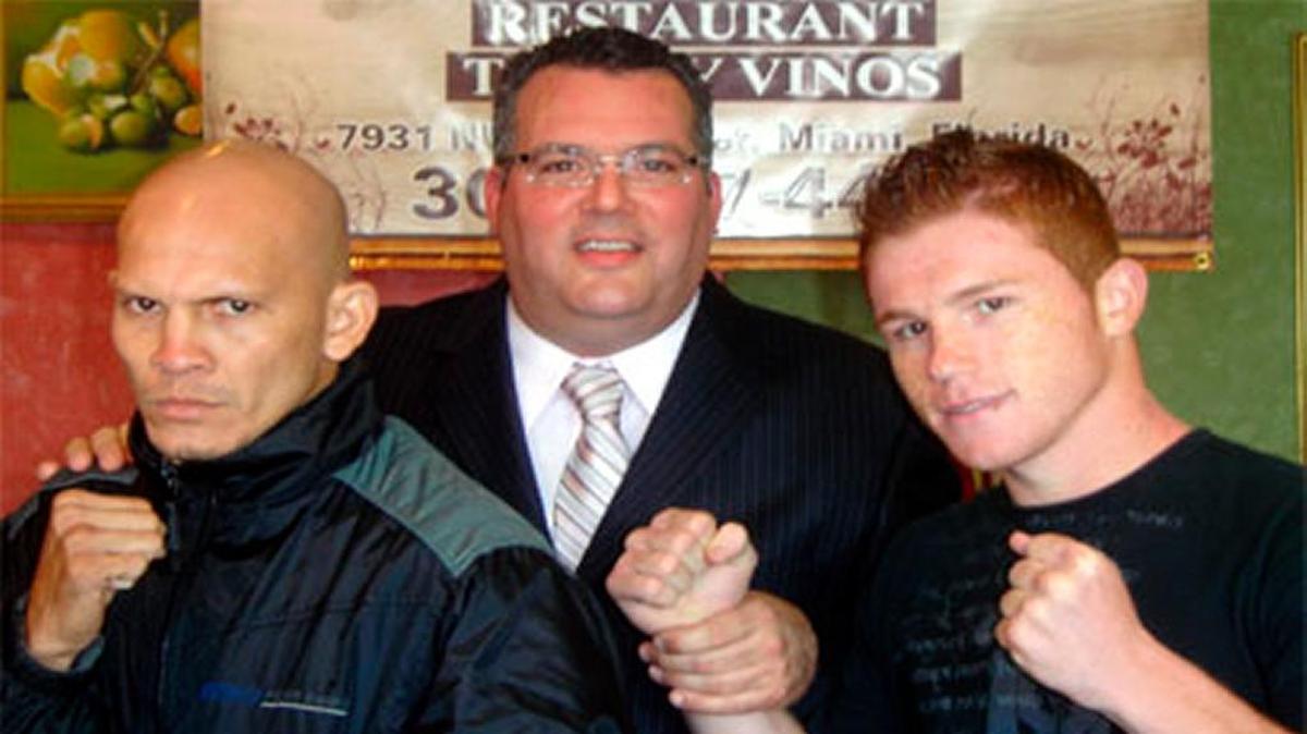 TUTICO ZABALA JR. (c) en la conferencia de prensa del 3 de diciembre del 2008 para presentar la pelea entre Raúl Pinzón (i) y Saúl “El Canelo’’ Alvarez.