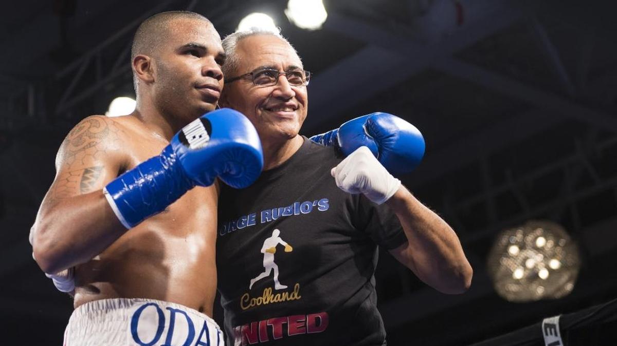 EL BOXEADOR cubano Hairon Socarrás celebra con su entrenador después de su victoria en La Scala Brickell, el 10 de junio del 2017.