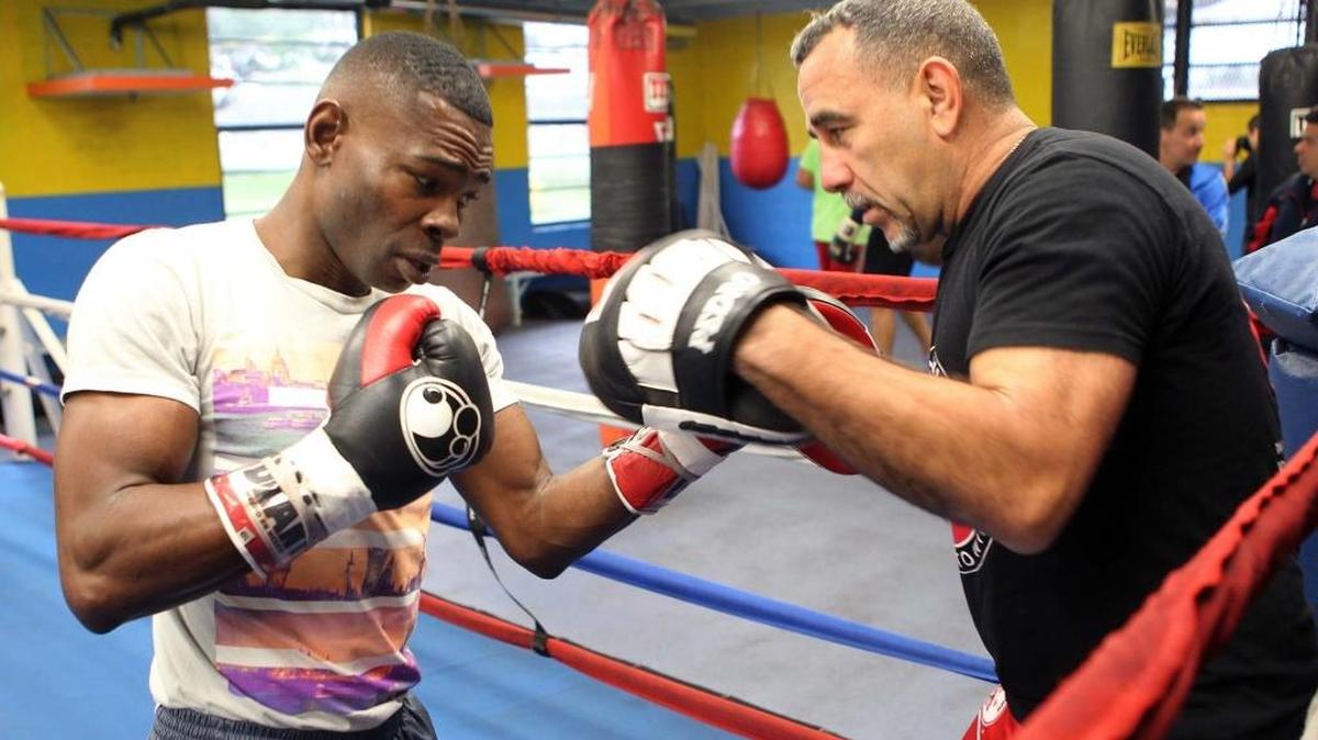 GUILLERMO RIGONDEAUX junto al entrenador Pedro Díaz en el gimnasio del Tropical Park el 5 de febrero del 2016.