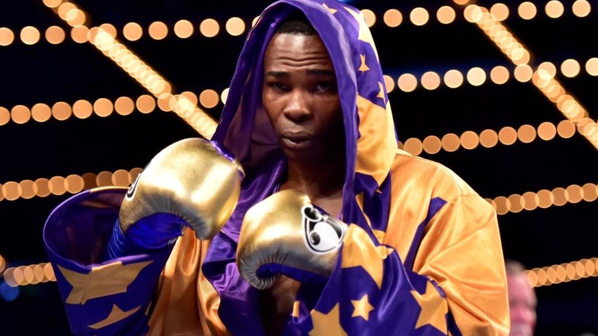 GUILLERMO RIGONDEAUX entra al ring para su pelea contra Lomachenko el 9 de diciembre en Nueva York.