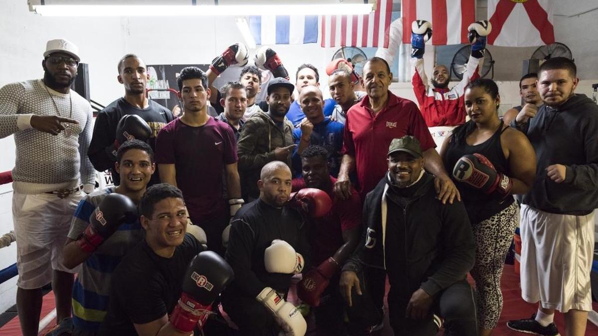BOXEADORES Y aficionados en el gimnasio del entrenador cubano Pedro Roque el 13 de diciembre, 2017.