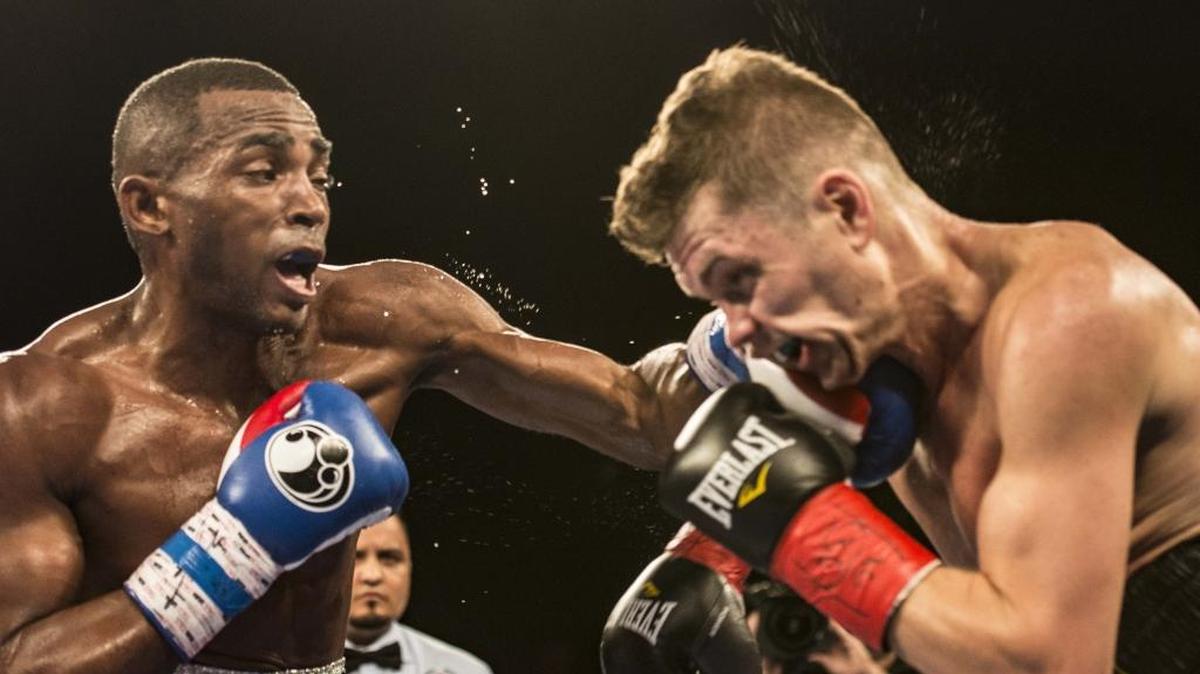EL BOXEOADOR cubano Erislandy Lara conecta con una izquierda en su pelea contra Yuri Foreman en Hialeah Casino Park.