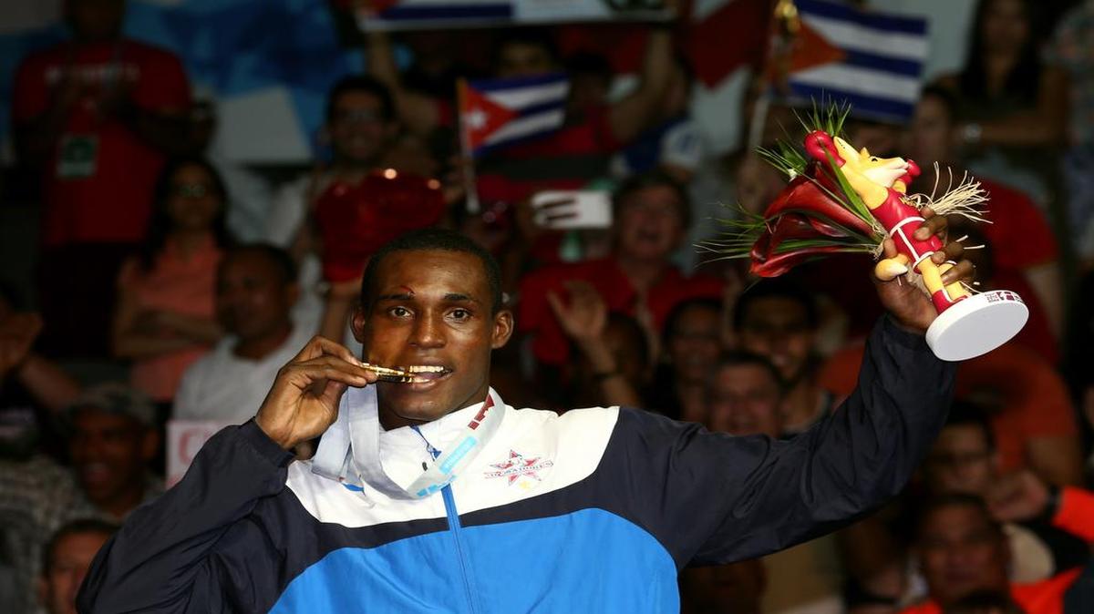 
El pugilista cubano Julio César La Cruz ganó el título en los 81 kilos tras derrotar en la final a Joseph Ward, en el Mundial de boxeo de Catar, el 15 de octubre del 2015.
