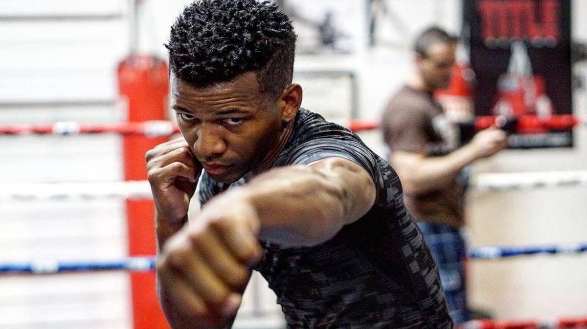 LEDUAN BARTHELEMY se lleva el triunfo en dos tarjetas de los jueces.