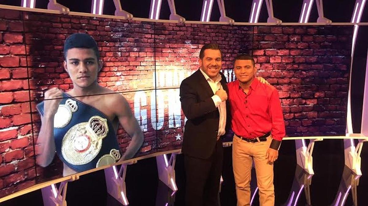 ROMAN GONZALEZ (d) en el set de Being Sports junto al presentador Andrés Bermúdez.